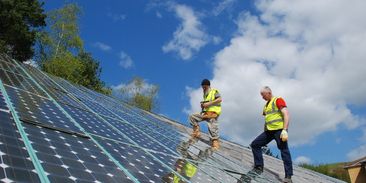 Zájem o solární střechy raketově roste. Nové instalace pomáhají oživit ekonomiku
