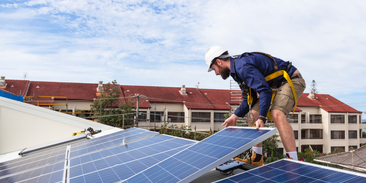 Raketový zájem o solární elektrárny na střechách. Podpoříme všechny, chce garantovat Jurečka