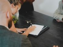 Zneužívají strach a nevědomost. Jak se vyhnout energošmejdům?