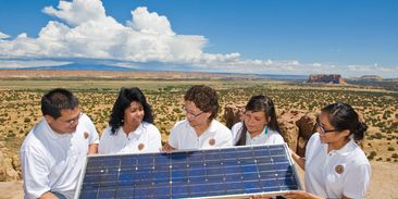 Indiánské ženy pomocí solární energie elektrifikují kmen Navaho 