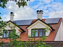 Fotovoltaická asociace čelí žalobě. Schlieger žádá omluvu a odškodné za výroky o vyloučení