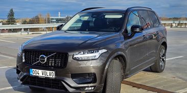 Test hybridního Volva XC90: jako když řídíte auto z pohodlí gauče v prostorném obýváku