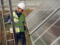 Evropský solární trh se po deseti letech růstu poprvé propadá, splnění cílů bude obtížnější