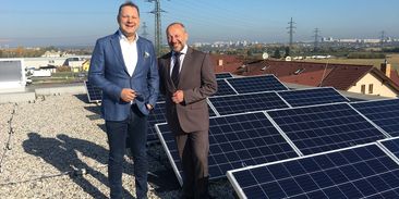 Opravdu čistá elektřina pro elektromobily. Solární panely a baterie nabíjí až sedm aut