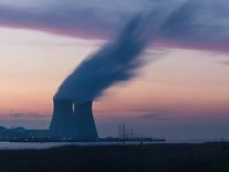 Jadernou energetiku na západě válcují obnovitelné zdroje, provoz reaktorů maří i změna klimatu