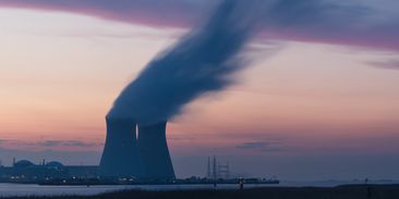 Jadernou energetiku na západě válcují obnovitelné zdroje, provoz reaktorů maří i změna klimatu