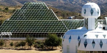 Solární panely na polích zvyšují úrodu, prokázal futuristický experiment