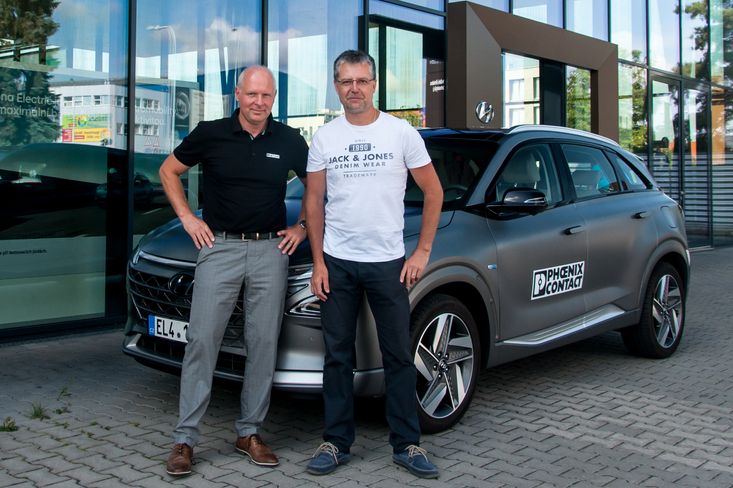Martin Lahoda (vlevo) a Petr Beneš (vpravo) s vodíkovým Hyundai Nexo.
