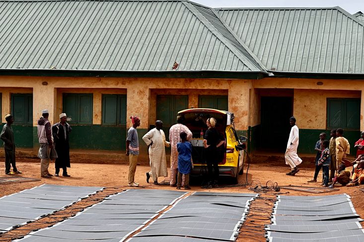 Dobíjení auta uprostřed Nigérie