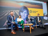 Rozvoj solární energie naráží na limity sítí. Řešením jsou baterie