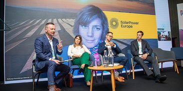 Rozvoj solární energie naráží na limity sítí. Řešením jsou baterie