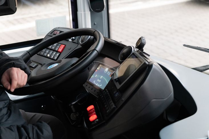 Vodíkový autobus se řídí podobně jako třeba elektromobil.