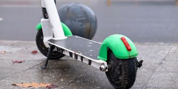 Z hospody domů na elektrokoloběžce? Téměř třetina Čechů přiznala jízdy pod vlivem