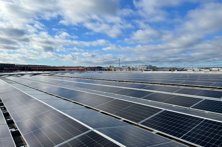 Fotovoltaická elektrárna na střeše centrálního skladu řetězce Billa.