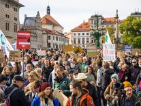 Fotoreportáž: Proti Motoristům v čele životního prostředí protestovalo přes pět tisíc lidí
