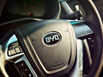 Čína způsobila tsunami. Evropské automobilky se teprve probouzí