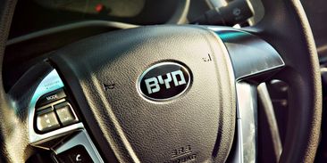 Čína způsobila tsunami. Evropské automobilky se teprve probouzí