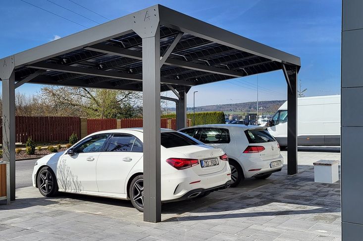 CARPORT ochrání vaše vozidlo před nepřízní počasí. A pokud přejdete na elektromobil, můžete jej při parkování rovnou nabít