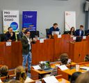 Lidé nemají na elektromobily, co s tím? Studenti na Vysočině vyzpovídali experty