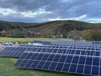 Chtěli jen zastínit skleník, teď pomocí robotů vyrábějí vlastní konstrukce pro fotovoltaiku