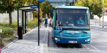 Na Brumlovku už jen elektrobusem. Funguje lépe než dieselový předchůdce