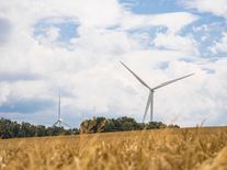 Ze střechy větrné elektrárny vede únikový východ jedině po laně, z vrcholu je výhled na uhelný Turów