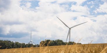 Ze střechy větrné elektrárny vede únikový východ jedině po laně, z vrcholu je výhled na uhelný Turów