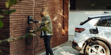 Jeden větrník nahradí miliony litrů benzinu. Česko by mohlo pohánět auta elektřinou