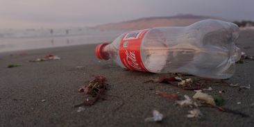 Lahve od Coca-Coly se válí po celém světě. S udržitelností mají firmě pomoct nová kartonová madla