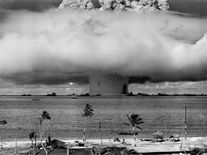 Oppenhaimerův jaderný test byl jen začátek, lidé při pokusech ničili atoly i tvořili zamořená jezera