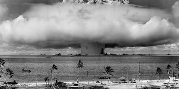 Oppenhaimerův jaderný test byl jen začátek, lidé při pokusech ničili atoly i tvořili zamořená jezera