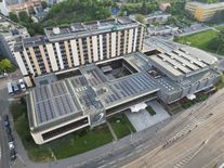 Přes 500 solárů pokrylo střechu pražského hotelu. Vyrobí energii jako pro 80 domácností