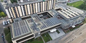 Přes 500 solárů pokrylo střechu pražského hotelu. Vyrobí energii jako pro 80 domácností