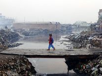 Místo posvátné řeky spíš páchnoucí stoka. Indům se ani po deseti letech nedaří vyčistit Gangu
