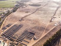 Češi staví v Chile obří sluneční elektrárnu. Přijel se na ni podívat i Síkela