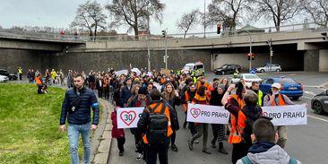 Protesty za zavedení 30kilometrové rychlosti ve městě sílí. Zařadí se Praha mezi západní metropole?