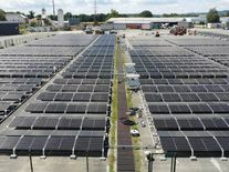 Střechy a parkoviště jako zdroj energie. Stavební novela usnadní instalaci velkých solárních parků