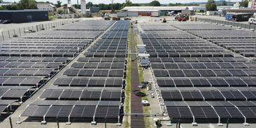 Střechy a parkoviště jako zdroj energie. Stavební novela usnadní instalaci velkých solárních parků