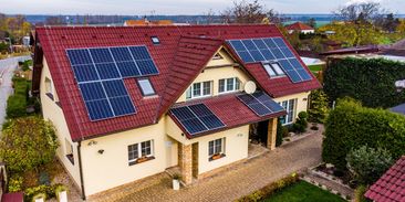 Češi vyvinuli světový unikát. Fotovoltaickou elektrárnu řídí umělá inteligence