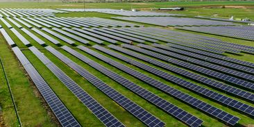 Photon Energy v Rumunsku instaluje tisíce solárních panelů a spouští dvě nové fotovoltaické elektrárny