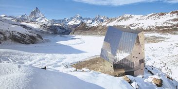 Alpská chata využívá téměř výhradně energii slunce. Efektivitu zvýší nové baterie
