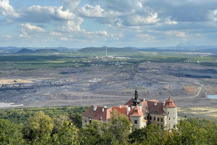 Hornojiřetínský zámek s lomem ČSA v pozadí