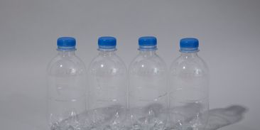 Pozor na PET lahve. Mikroplasty a chemikálie snižují plodnost a způsobují rakovinu