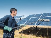 Sníh a špína ubírají solárním elektrárnám desítky procent výkonu. Co s tím?