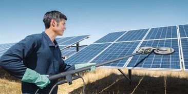 Sníh a špína ubírají solárním elektrárnám desítky procent výkonu. Co s tím?