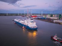 LNG terminál v nizozemském Eemshavenu slaví rok. Přijelo do něj 21 lodí s plynem určeným pro Česko