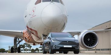 Video: Tesla je v Guinnessovce. Utáhla 130 tun těžké letadlo