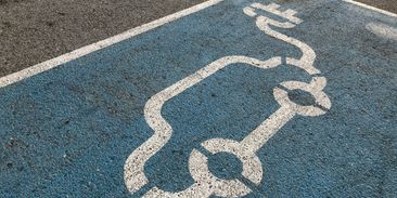 Drahý benzin žene Evropany k elektromobilům. Prodeje narostly o 51 procent