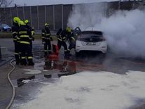 U malého elektromobilu v Praze hrozil požár. Hasiči tak mohli vyzkoušet speciální techniku