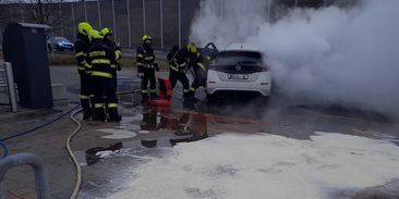 U malého elektromobilu v Praze hrozil požár. Hasiči tak mohli vyzkoušet speciální techniku